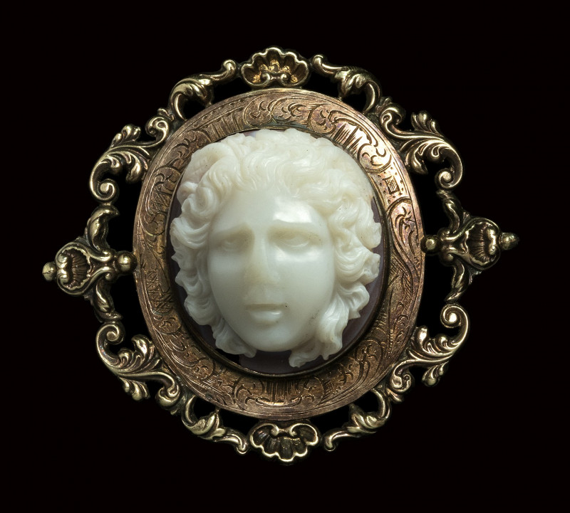 A fine renaissance onyx cameo set in a gilded silver brooch. Head of Medusa. 
...