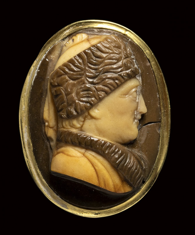 An unusual agate cameo set in a gold ring. Historical russian portrait.

Late1...