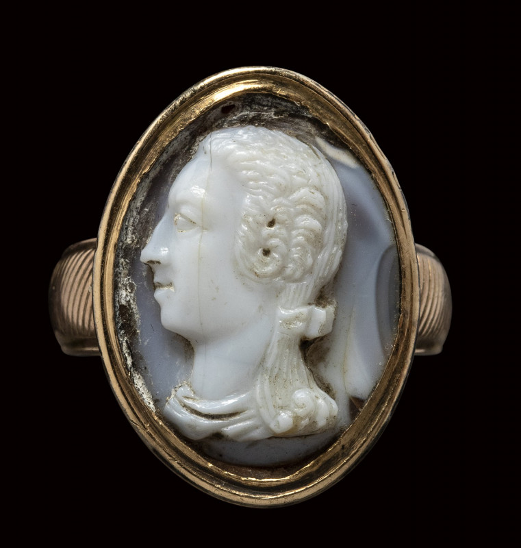 An agate cameo set ina gold ring. Portrait of King Louis XV. 

18th century.
...