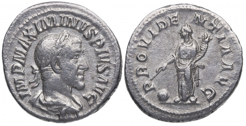 230 d.C. Maximino I. Roma. Denario. RSC 77 – RIC 13. Ag. 3,24 g. PROVIDENTIA AVG...