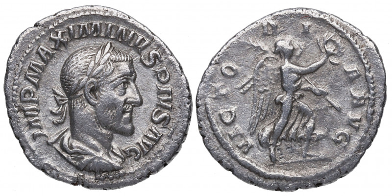 235/8 d.C. Maximino I. Roma. Denario. RSC 99 - RIC 16. Ag. 2,87 g. VICTORIA AVG....