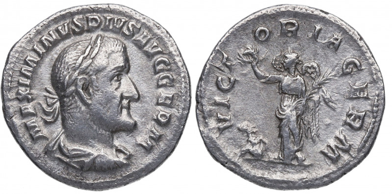 237/8 d.C. Maximino I. Roma. Denario. RSC 107 – RIC 23. Ag. 2,68 g. VICTORIA GER...
