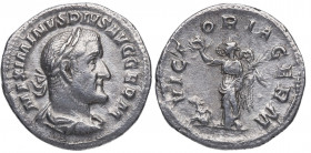 237/8 d.C. Maximino I. Roma. Denario. RSC 107 – RIC 23. Ag. 2,68 g. VICTORIA GERM. Victoria  a izquierda cautivo a sus pies. MBC+. Est.70.