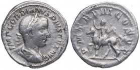 240 d.C. Gordiano III. Roma. Denario. RSC 234 – RIC 81. Ag. 2,84 g. PM TR P III COS PP. Emperador a caballo a izquierda. MBC+ / MBC. Est.70.