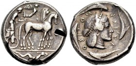 SIZILIEN. SYRAKUS. Tetradrachmon, 470-466 v. Chr. Quadriga im Schritt n.r., der Wagenlenker hält die Zügel und das Kentron, die Pferde werden von der ...