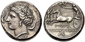 SIZILIEN. SYRAKUS. Agathokles, 317-289 v. Chr. Tetradrachmon, 310-305 v. Chr. Arethusakopf mit Schilfkranz n. l., sie ist geschmückt mit einem drei­fa...