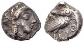 ATTIKA. ATHEN. Trihemiobol, um 400 v. Chr. Athenakopf im attischen Helm, der mit einer Ranke und drei Olivenblättern verziert ist. Rv. ΑΘΕ Eule n.r. s...