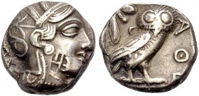 ATTIKA. ATHEN. Tetradrachmon, ca. 365-359 v. Chr. Kopf der Athena n. r. mit Ohrring und attischem Helm, auf dem Helmkessel Ranke und Lorbeerblätter. R...