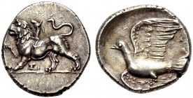 SIKYONIA. SIKYON. Hemidrachmon, 330-320 v. Chr. ΣΙ Chimaira n.l., bestehend aus einem Löwen, einer Ziegenbock­protome und einer Schlange. Rv. Taube n....