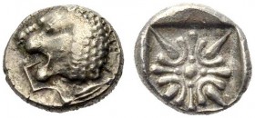 IONIEN. MILETOS. Obol, 6.-5. Jh. v. Chr. Löwe mit Pranke n. r. (als Linien gezeichnet), den Kopf n.l. gewendet. Rv. Blüten­stern im Quadratum incusum....