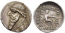 PERSIEN. PARTHER. Mithradates II., 123-88 v. Chr. Drachme. Drap. Büste n.l. mit Diadem und langem Bart. Rv. ΒΑΣΙΛΕΩΣ/ΒΑΣΙΛΕΩΝ/ΜΕΓΑΛΟΥ/ ΑΡΣΑΚΟΥ/ΕΠΙΦΑΝΟ...