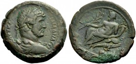 ÄGYPTEN. ALEXANDRIA. Hadrianus, 117-138. Drachme, Bronze, 131-132. Drap., gep. Büste mit L. n.r., vom Rücken gesehen. Rv. Flussgott Nil, im Mantel und...