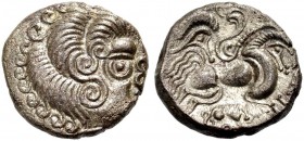 FRANKREICH. CORIOSOLITES (ARMORICA). Stater, Billon, um 50 v. Chr. Kopf n.r., das Haar in drei dicken Strähnen. Rv. Pferd im Galopp n.r., über dem Rüc...