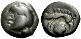 FRANKREICH. REMI. Potin, 2. Jh. v. Chr. Runder Kopf mit langem Hals n.l. Rv. Eber n.l., darunter menschlicher Kopf. 3,10 g. Castelin, SLM 598 (dort un...
