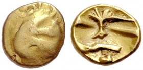 BELGIEN. MORINI. Viertelstater, gold, ("Quart 'au Bateau'"), 1. Jh. v. Chr. Buckel. Rv. Pflanzen- oder baumförmiges Ornament zwischen Linien, darunter...