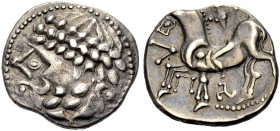 OSTKELTEN. Imitationen Philipp II. Tetradrachmon, ca. 1. Jh. v. Chr., Typ Zopfreiter. Stark stilisierter, bärtiger Kopf n.l. mit dreifachem Lorbeerkra...