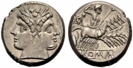 RÖMISCHE REPUBLIK. Anonym, vor 211 v. Chr. Quadrigatus (Didrachmon), 225-218 v. Chr. Penatenkopf mit L. Rv. ROMA in einem Linienkasten. Jupiter mit Ze...