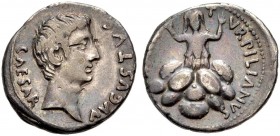 KAISERZEIT. Augustus, 27 v. Chr. -14 n. Chr. Denar, ca. 19-4 v. Chr. Barhäuptige Büste n. r. AVGVSTVS - CAESAR. Rv. TVRPILLIANVS (IIIVIR) Die langhaar...