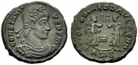 KAISERZEIT. Constantius II., 337-361. Nummus, 340-348. Siscia. Drap., gep. Büste mit Rosettendiadem n. r. Rv. VICTORIAE DD AVGGQ NN Zwei Victorien ein...