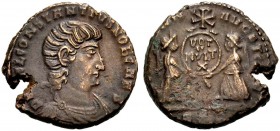 KAISERZEIT. Constantius Gallus Caesar, 351-354. Centenionalis, 352-354 Rom. Drap., gep., barhäuptige Büste n. r. Rv. (VICT DD NN) AVG ET CAES Zwei Vik...