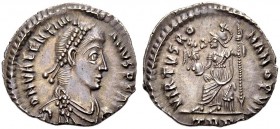 KAISERZEIT. Valentinianus I., 364-375. Siliqua, Trier, 367-375. Drap., gep. Büste mit D. n.r. Rv. VRBS - ROMA/TRPS Roma mit Helm n.l. sitzend, Lanze i...