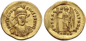 Theodosius II., 402-450. AV-Solidus, 423-424 Konstantinopel. Frontalbüste mit perlengeschmücktem Helm, Lanze hinter dem Kopf und Schild mit Reiterdars...