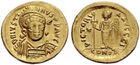 Iustinus I., 518-527. Solidus, 518-519 Konstantinopel. Gep. Büste in Dreiviertelansicht mit Helm, Schild mit Reiterdarstellung und geschulterter Lanze...