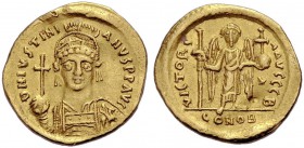 Iustinianus I., 527-565. Solidus, 538-545, Konstantinopel. Gep. Büste frontal mit Helm, Kreuzglobus in der Rechten haltend, Schild mit Reiterdarstellu...