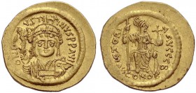 Iustinus II., 565-578. Solidus. Konstantinopel. Gep. Büste mit Helm von vorne, Victoriola auf Globus in der Rechten, Schild mit Reiterdarstellung in d...