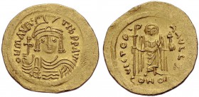 Mauricius Tiberius, 582-602. Solidus, 583-601 Konstantinopel. DN MAVR-TIB PP AVG Büste von vorne mit Helm, Kreuzglobus in der Rechten, Schild in der L...
