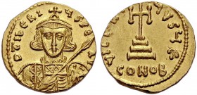 Tiberius III., 698-705. Solidus, Konstantinopel. Büste frontal mit Kreuzkrone; er hält Speer in der Rechten über die Brust und Schild mit Reiterdarste...
