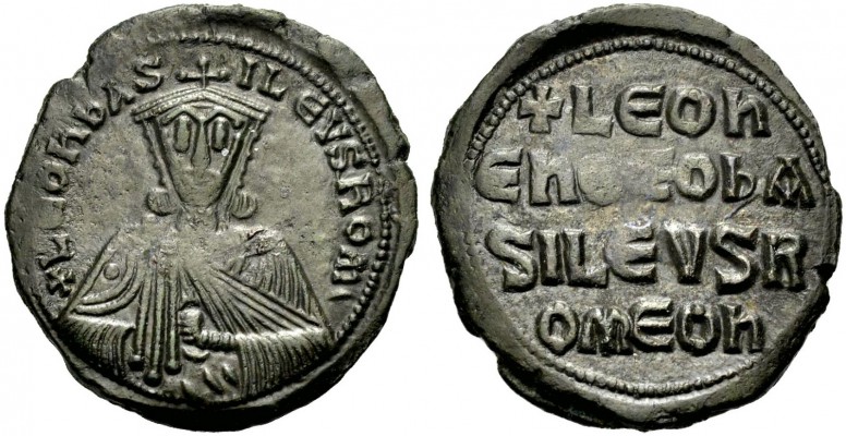 Leo VI., 886-912. Follis. Büste von vorne in Chlamys und mit Krone, Akakia in de...