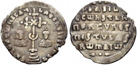 Basilios II. mit Konstantinos VIII., 976-1025. Miliaresion, 977-989. ΕυτΟςτωnICΑτ- bASILeIC CωnSτ Kreuz auf einem Globus, die Seitenarme als kleine Kr...