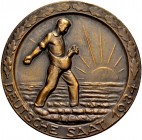 DRITTES REICH. Bronzemedaille 1934 (von Mayer & Wilhelm, Stuttgart). Sämann n. r. vor aufgehender Sonne. Rv. Fahnen. 50 mm. Randfehler. Sehr schön