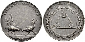 MEDAILLEURE. ABRAMSON, A., * 1752, gest. 1811. Gusseiserne Medaille o. J. auf das Kartenspiel. Ein Hahn steht zwei anderen Hähnen in Kampfstellung geg...