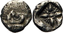 ANTIKE WELT
Griechen
IONIEN. Milet. Diobol, ca. 478-390 v.Chr. Löwenprotome n.r. Rs. Blütenornament in vertieftem Quadrat. BMC 14.186.34. 0,94 g.
s...
