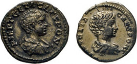 ANTIKE WELT
Römisches Reich
Geta als Caesar, 198–209. 2 Denare. Büste n.r. Rs. Pietas n.l. stehend. Geta n.l. stehend, hinter ihm Trophäe. Kampm. 53...