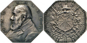 MEDAILLEN und PLAKETTEN
AUSLÄNDISCHE MEDAILLEN
SÜDAFRIKA.
Achteckige Silbermedaille 1902 (v. Joh. Corn. Wienecke) auf das Nil-Desperandum vom 31.5....