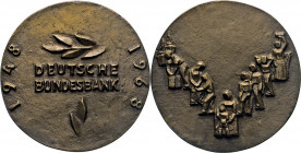 MEDAILLEN und PLAKETTEN
STÄDTEMEDAILLEN
Frankfurt/M. Bronzegussmedaille 1968 (v. E. Rasane) auf das 20-jährige Bestehen der Deutschen Bundesbank. Me...