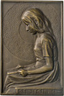 MEDAILLEN und PLAKETTEN
THEMEN-MEDAILLEN
Einseitige Bronzeplakette o.J. (v. UB, Monogramm ?). Nach l. sitzendes Mädchen mit Buch. Unten: ES WAR EINM...