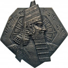 MEDAILLEN und PLAKETTEN
THEMEN-MEDAILLEN
Einseitige unregelmäßig sechseckige versilberte Bronzeplakette o.J. mit dem Brustbild eines assyrischen Her...