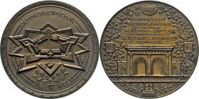 MEDAILLEN und PLAKETTEN
WELTKRIEGSMEDAILLEN
Bronzemedaille 1914 (v. Reden) auf die Einnahme von Lille. Tor von Douai, Namen der beteiligten Offizier...