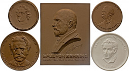 MEDAILLEN und PLAKETTEN
MEDAILLEN aus PORZELLAN und STEINZEUG
Lot von vier Personenmedaillen aus Bisquitporzellan (1) und Steinzeug (DDR-Zeit). Karl...