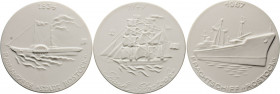 MEDAILLEN und PLAKETTEN
MEDAILLEN aus PORZELLAN und STEINZEUG
Rostock, Schifffahrtsmuseum. Drei Porzellanmedaillen mit Segelschiff, Raddampfer und F...