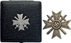 ORDEN • EHRENZEICHEN • MILITARIA
Kriegsverdienstkreuz 1. Klasse mit Schwertern (1941-1945). Punze 62 auf Nadel. OEK 3833. In bedruktem Etui.
vz