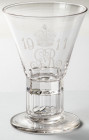 VARIA
MÜNZSCHMUCK sowie SILBER- u. METALLARBEITEN
Trinkglas mit einer lose eingelegten Silber-3 Pence-Münze von 1911 im Bodenbereich (st). Glas schl...