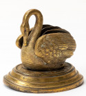 VARIA
MÜNZSCHMUCK sowie SILBER- u. METALLARBEITEN
Bronze-Schwan auf dreifach profiliertem ovalen Messingblech-Sockel. Um 1890. Von Flügel zu Flügel ...