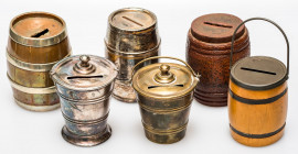 VARIA
SPARDOSEN
6 verschiedene Spardosen in Tonnen-/Eimerform um 1900: Versilberte Tonne, aufschraubbar, Höhe 8,5 cm. Kupfertonne mit umgelegten ver...