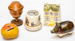 VARIA
SPARDOSEN
Vier Porzellan/Steinzeug-Spardosen 1930er Jahre; Grün-gelb-braun gefärbtes Sparschweinchen, Länge 100 mm. Ein bunt eingefärbtes Zwei...