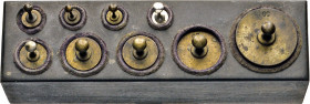 VARIA
WAAGEN und GEWICHTE
Analysengewichtssatz ca. 1920/30 aus Kupfer-Zink in schwarz gebeiztem Holzblock mit 8 Griff-Gewichten von 1 bis 50 g. Ein ...